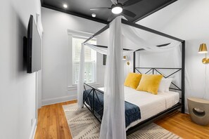 2 bedrooms, desk, iron/ironing board, WiFi - Urban Magic l Arcade Machine l Walk to Town (St. Augustine)