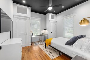 2 slaapkamers, een bureau, een strijkplank/strijkijzer, reisbedje