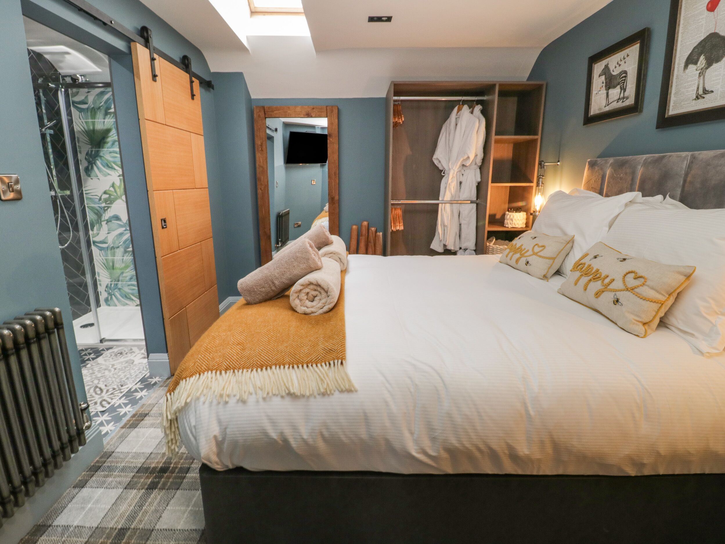 2 bedrooms, individually decorated, individually furnished, free WiFi