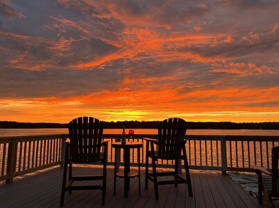Wake 'N' Lake, Lake front with dock and hot tub, great views, large yard