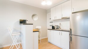 コーヒー / ティーメーカー、電子レンジ、食器洗い機、調理器具と食器