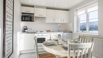 Cottage | Private kitchen | Fridge, dishwasher, electric kettle, toaster