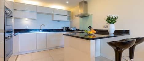 Dishwasher, cookware/dishes/utensils