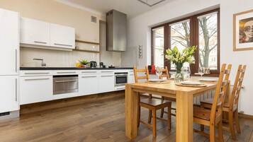 Studio, Kitchen | In-room dining