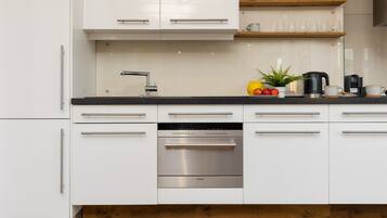 Studio, Kitchen | Private kitchen | Microwave, dishwasher, coffee/tea maker, cookware/dishes/utensils