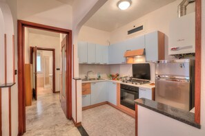 Appartement Standard, plusieurs chambres (Casa Letizia few min from sea) | Cuisine privée | Réfrigérateur, plaque de cuisson, cafetiÚre/bouilloire, grille-pain