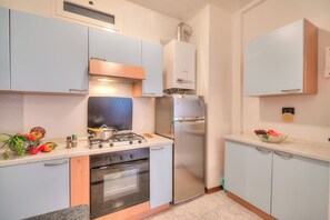 Standard-huoneisto, useita makuuhuoneita (Casa Letizia few min from sea) | Yksityinen keittiö | Jääkaappi, liesi, kahvin-/teenkeitin, leivänpaahdin