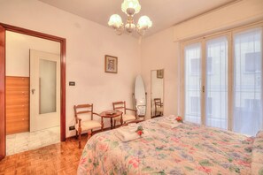 Standard-huoneisto, useita makuuhuoneita (Casa Letizia few min from sea) | 2 makuuhuonetta, kannettavalle tietokoneelle sopiva työtila
