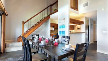 Apartment, Mehrere Betten, Balkon, Meerblick (Kanaloa 2403) | Speisen