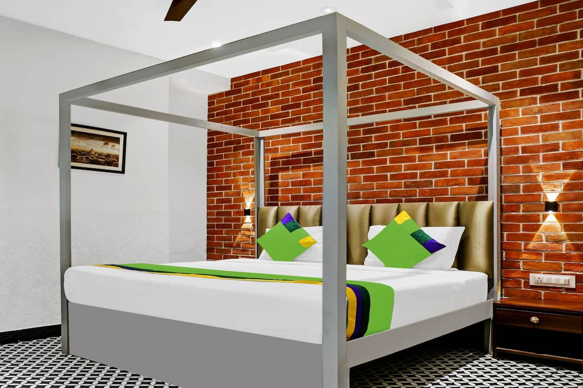 Habitación doble Deluxe | Escritorio y tabla de planchar con plancha