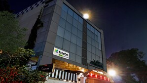 A modern hotel with a sign for 'treebo trend Banana Boutique' and 'Sarin Inn Hotel'. - Itsy Hotels Banana Boutique (Varanasi)