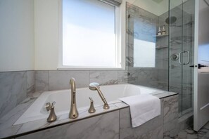 Shower, hair dryer, towels - Powder Ridge Escape T4 | Ski Retreat | Hot Tub (Eden)