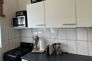 Refrigerador, microondas, horno y tetera eléctrica 