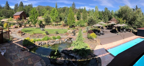 Seasonal outdoor pool, open 7:00 AM to 8:00 PM, pool umbrellas - Country Willows Inn and Estate (Ashland)