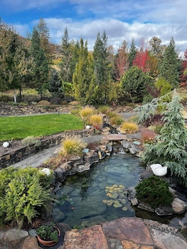 Country Willows Inn and Estate