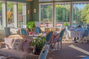 Free daily full breakfast - Country Willows Inn and Estate (Ashland)