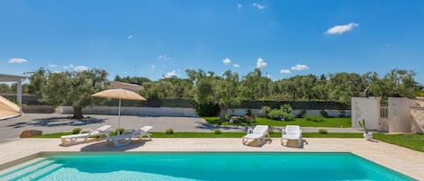 Una piscina al aire libre de temporada