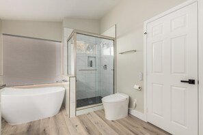 Bathtub, bidet, towels, shampoo
