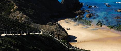 Una playa cerca, sillas reclinables de playa