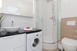 อพาร์ทเมนท์, 1 ห้องนอน, 2 ห้องน้ำ | ห้องน้ำ | ฝักบัว, ผ้าเช็ดตัว