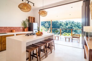 Een koelkast, een oven, een kookplaat, een vaatwasser