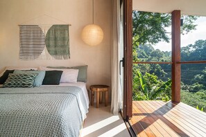 4 slaapkamers, een kluis op de kamer, een bureau, reisbedje