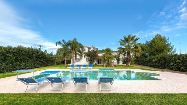 A swimming pool with blue lounge chairs and a clear blue sky. - 2534 Appartamento Orange - Villa Sogno Blu by Barbarhouse (San Vito dei Normanni)