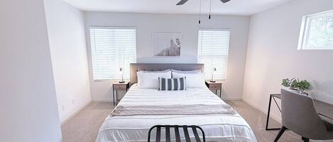 5 soverom, skrivebord, strykejern/-brett og reiseseng for barn