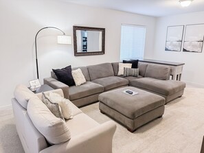 Una Smart TV, videojuegos, una mesa de tenis de mesa