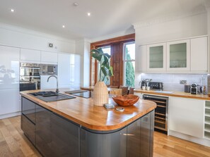 Fridge, dishwasher, electric kettle, toaster - Bryn Mel Manor Straits View (Menai Bridge)