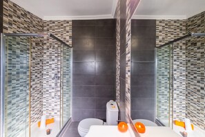 Villa, 4 Bedrooms, Private Pool, Pool View | Bathroom | Shower, bidet - Villa Bantayan (Albufeira)