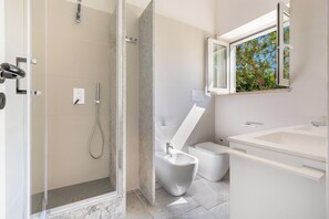Villa | Badezimmer | Dusche