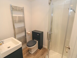Shower - Ty Rhydd (Newport)