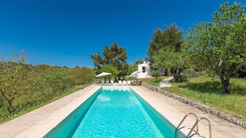 Hồ bơi ngoài trời phục vụ theo mùa