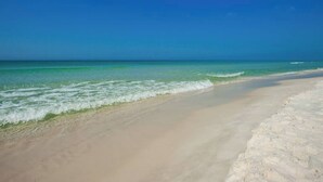 A beach with clear blue water and a sandy shore. - Studio @ Luau! Walk to beach! Sleeps 4~ (Miramar Beach)