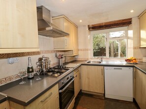 Kjøleskap, oppvaskmaskin, vannkoker og brødrister