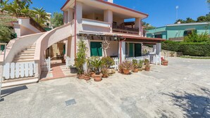A two-story building with a balcony, a staircase, and potted plants. - 2918 Il Bacio del Sole - Trilocale Matteo by Barbarhouse (Vieste)