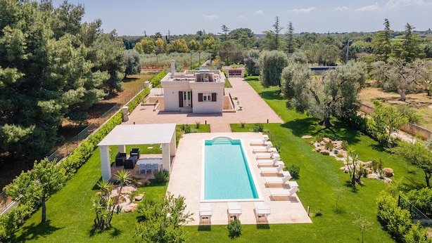 A modern villa with a swimming pool, surrounded by lush greenery and trees. - 2921 Villa La Seta by Perle di Puglia (San Vito dei Normanni)