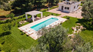 A modern house with a swimming pool, a covered patio, and a well-maintained garden. - 2921 Villa La Seta by Perle di Puglia (San Vito dei Normanni)