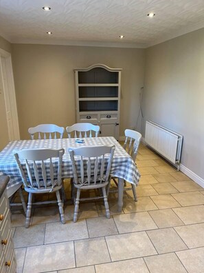 House, Multiple Beds | In-room dining