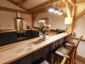 Refrigerador, lavavajillas, tetera/pava eléctrica, utensilios de cocina