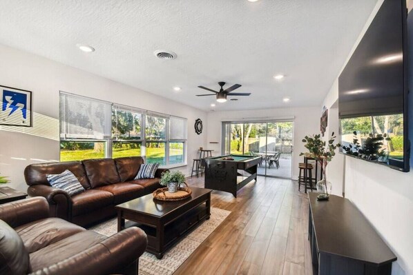 Una televisión, videojuegos, una mesa de tenis de mesa