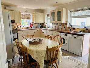 House | Private kitchen | Fridge, microwave, oven, stovetop - Bungalow by the Beach, Sleeps 6, Snowdonia, Wales (Llwyngwril)