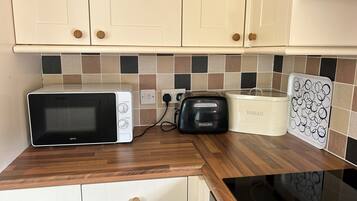 House | Private kitchen | Fridge, microwave, oven, stovetop