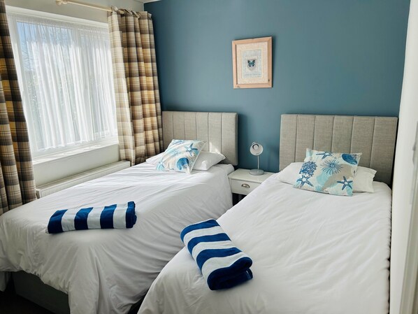 House | 3 bedrooms, free WiFi, bed sheets - Bungalow by the Beach, Sleeps 6, Snowdonia, Wales (Llwyngwril)