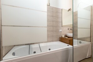 Baignoire à jets, sèche-cheveux