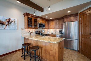 Fridge, oven, stovetop, coffee/tea maker