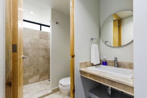 Douche, serviettes fournies, savon, papier toilette