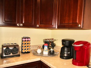 Køleskab, mikrobølgeovn, ovn, kogeplade