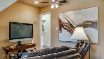 TV, peis, DVD-spiller og bøker